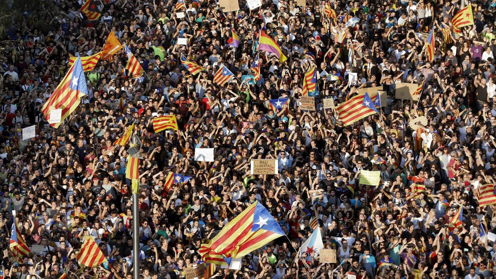 Manifestación independentista en la plaza de la Universidad de Barcelona