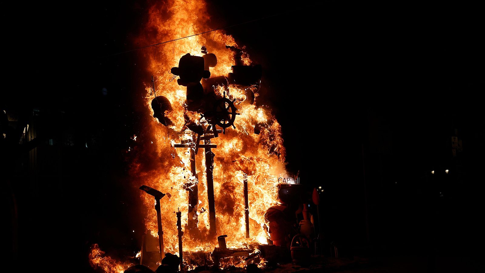 Cuatro personas heridas, dos de ellas graves, tras una explosión pirotécnica en la falla infantil de Valencia