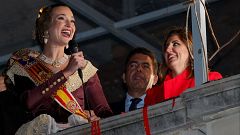 Mazón asiste a la Cremà de la falla municipal desde el Ayuntamiento de Valencia