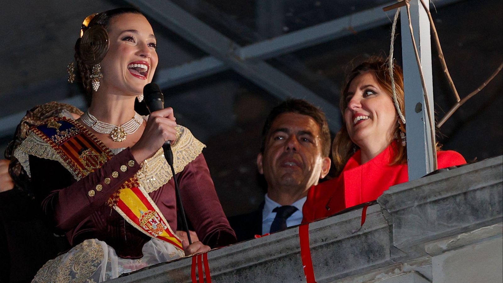 El president de la Generalitat, Carlos Mazón, junto a la alcaldesa de Valencia, María José Catalá y la fallera mayor, Berta Peiró