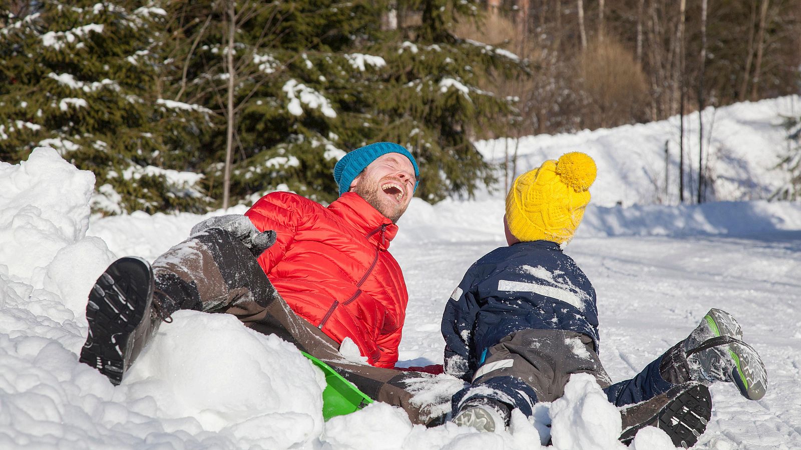 Un padre y su hijo jugando en la nieve