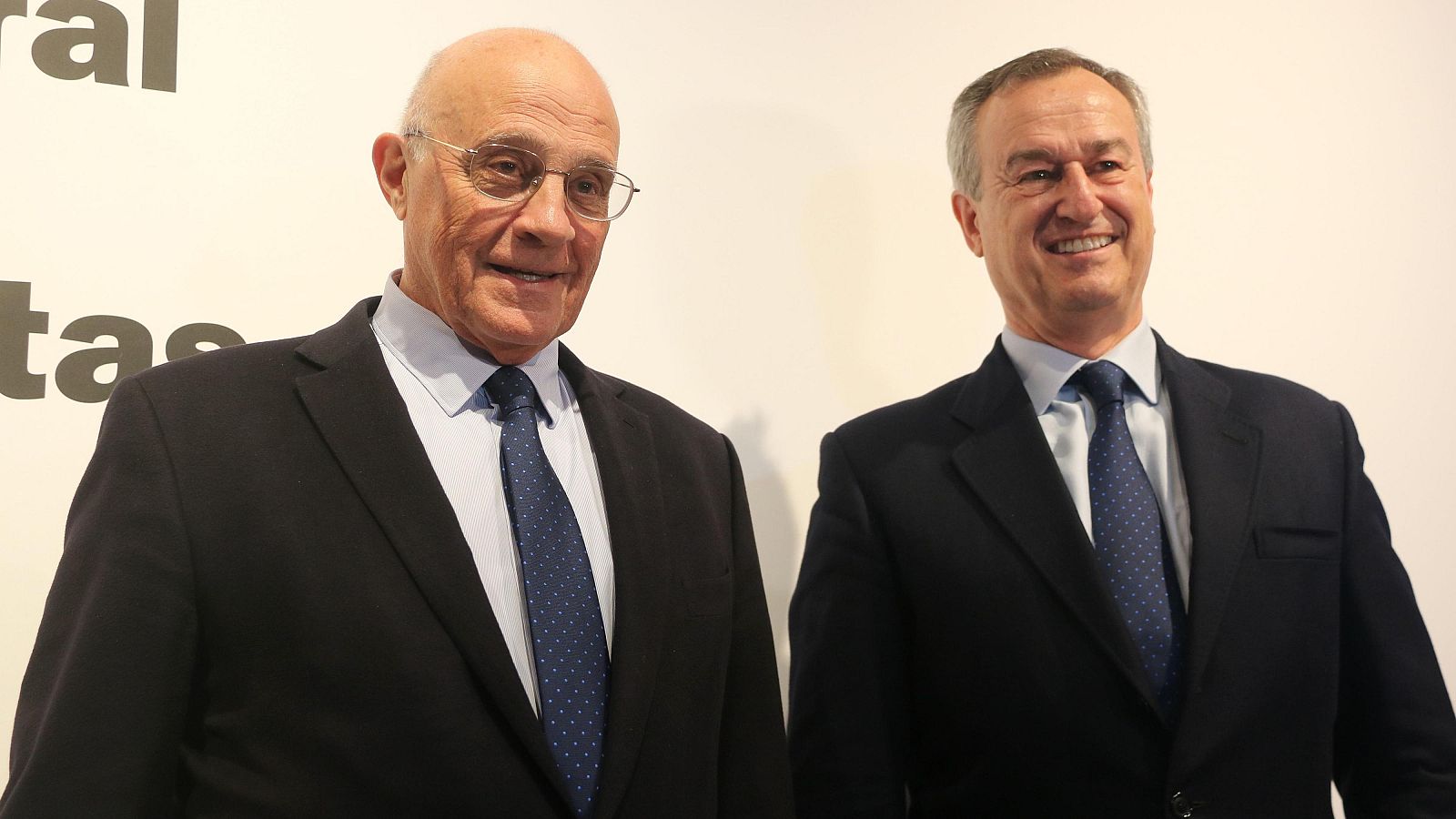 El president del Banc Sabadell, Josep Oliu; i el conseller delegat de l'entitat, César González-Bueno, abans de la Junta General Ordinaria d'Accionistes del 2025  (ACN | Laura Pous)