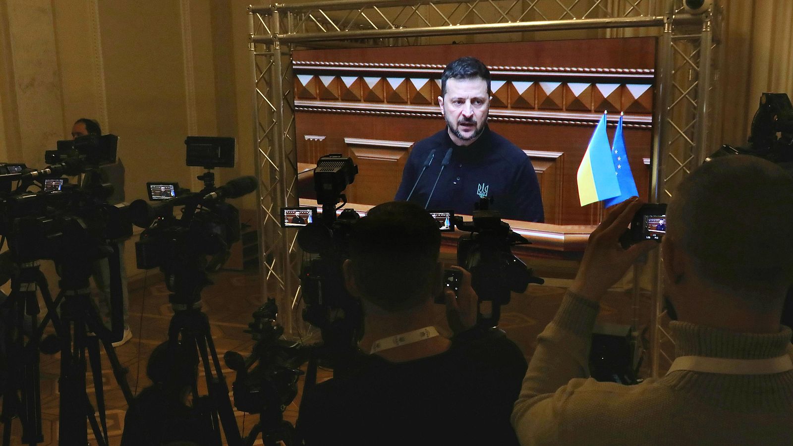 Zelenki visita la Verkhovna Rada para presentar el Plan de la Victoria a los diputados ucranianos, visto durante una retransmisión en directo desde la sala de sesiones del parlamento ucraniano