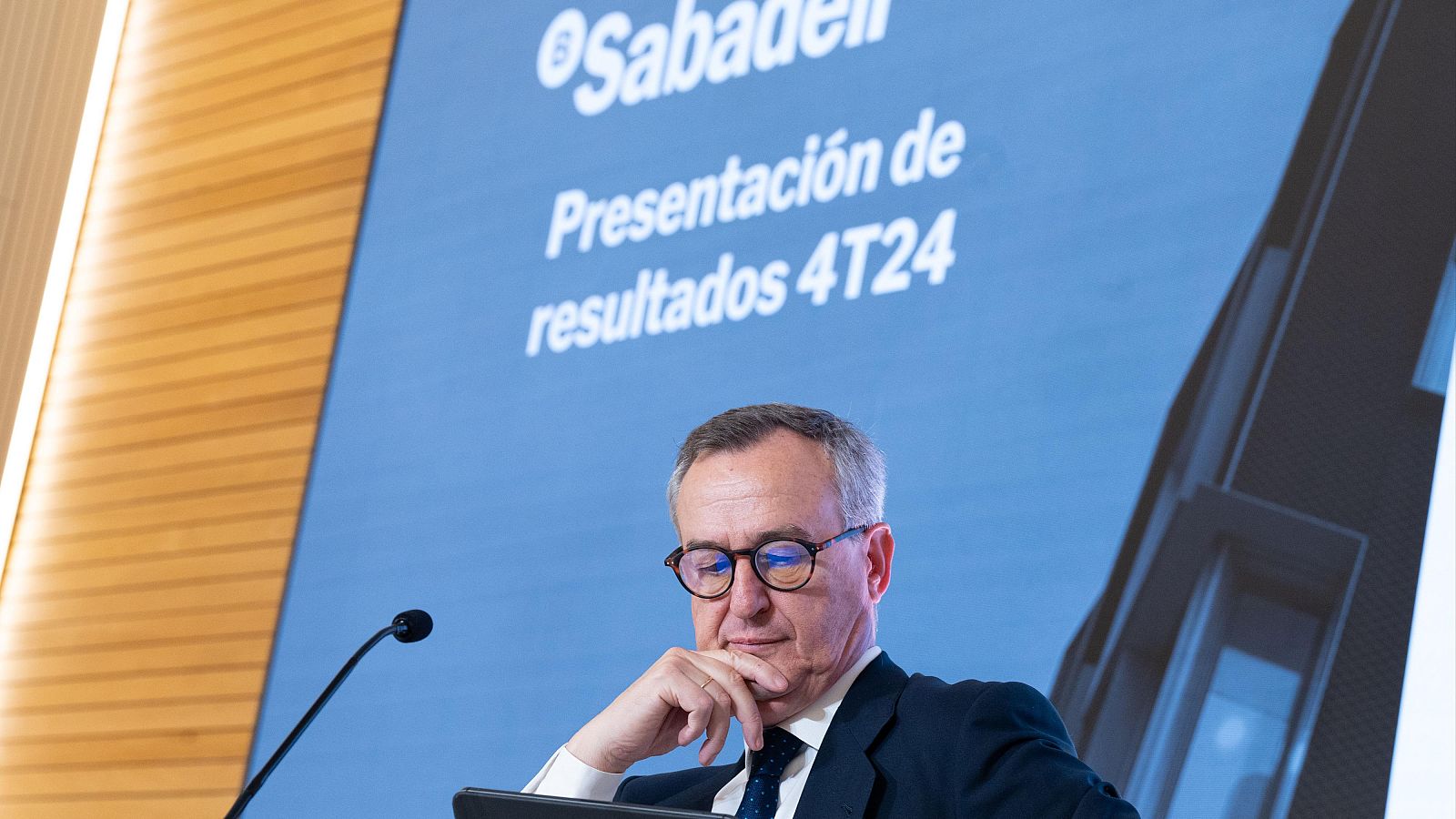 El Sabadell advierte que la opa de BBVA "pone en peligro el bienestar" de España y pide claridad al Gobierno