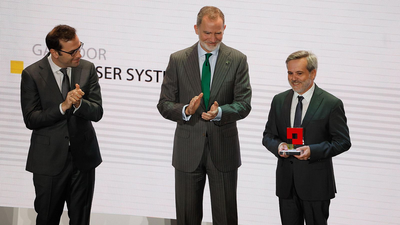 El rey Felipe VI y el ministro de Economía, Carlos Cuerpo, en la entrega del Premio Nacional 'Pyme del Año' a Aerolaser System