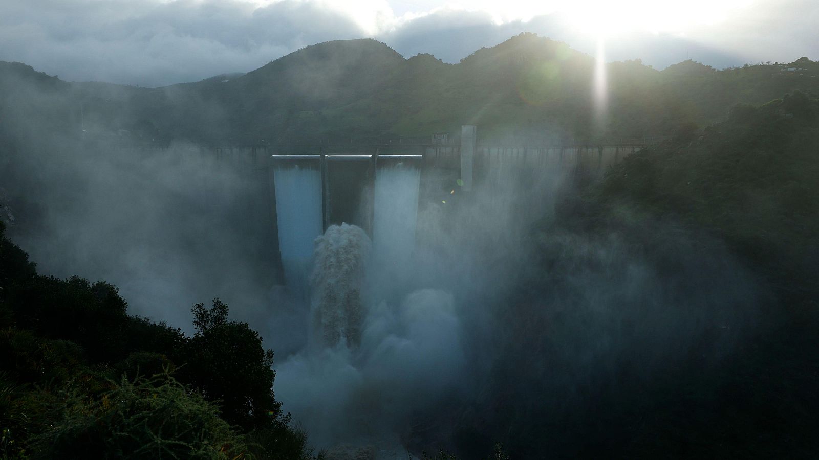 Desembalse de la presa de Casasola, en Málaga, donde se han desbordado los ríos Guadalhorce y Campanillas