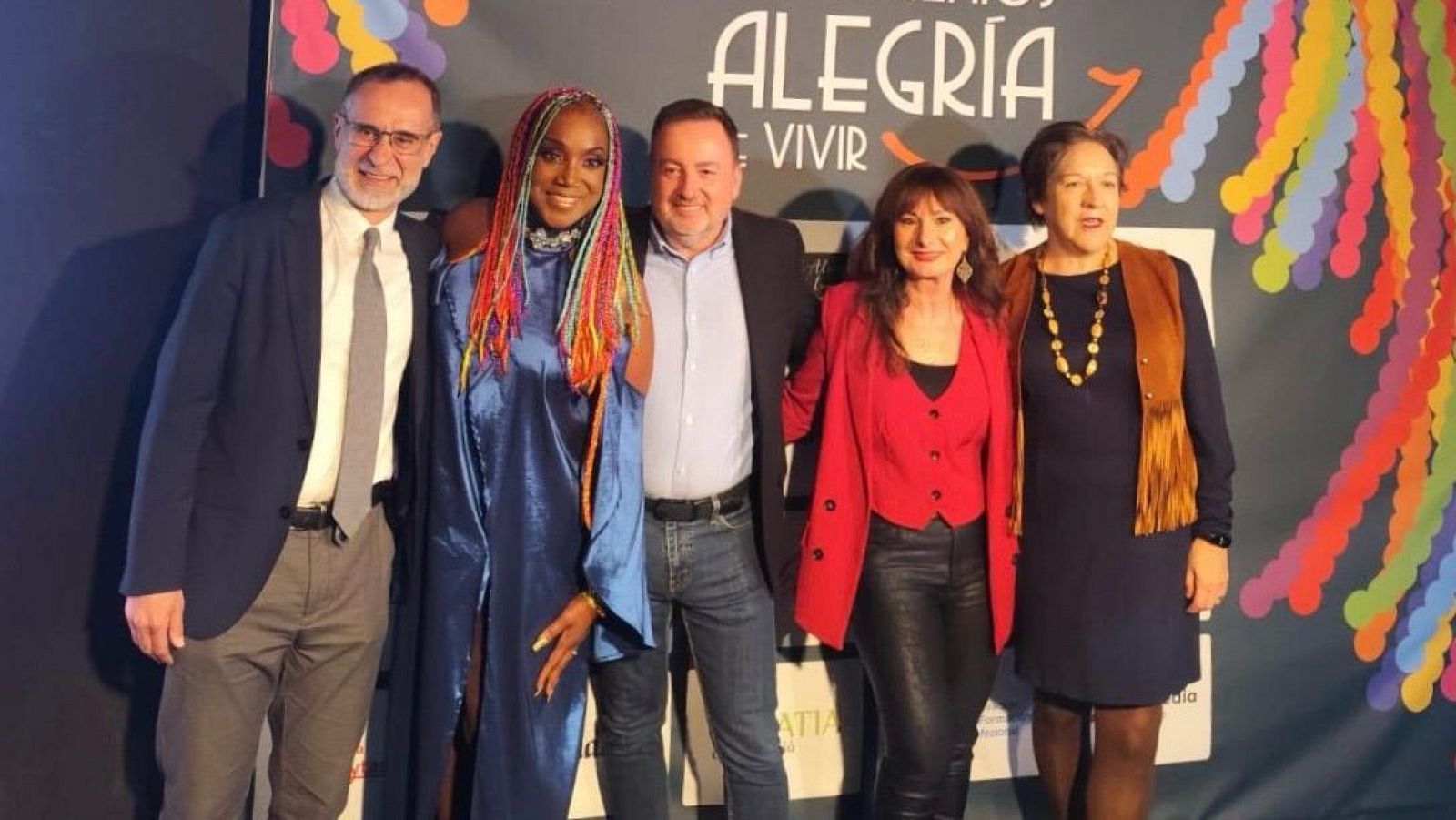 Esteve Crespo, Lucrecia, Xavi Collado, Carme Nicolás i Joana Vallès als photocall dels Premis Alegría de Vivir