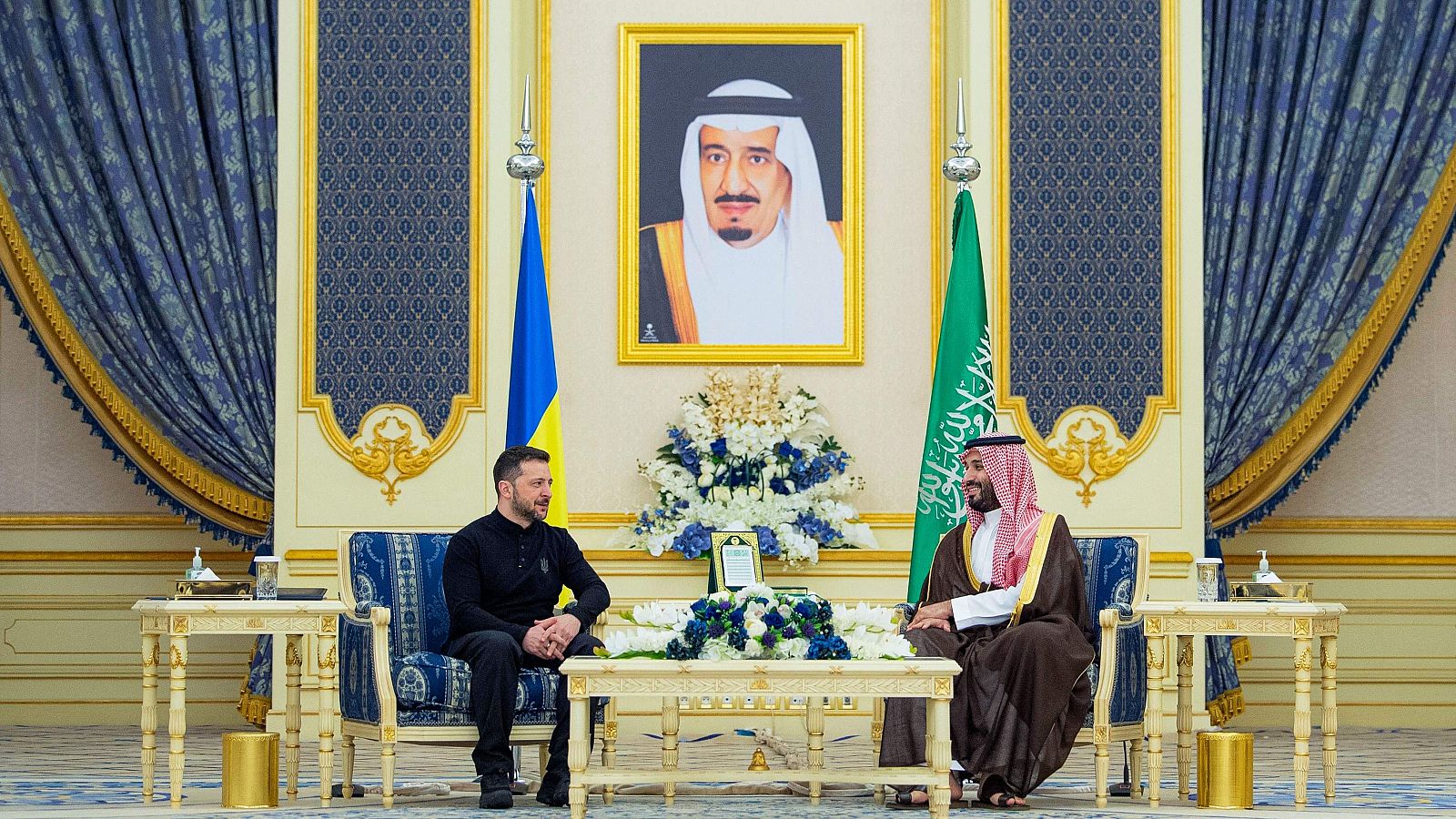 La baza diplomática saudí, un mediador para Rusia y Estados Unidos con la mira en Israel