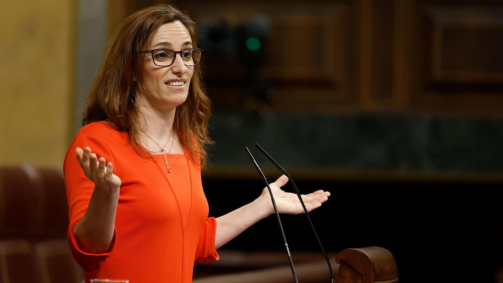La ministra de Sanidad, Mónica García, interviene durante el pleno del Congreso que se celebra este jueves
