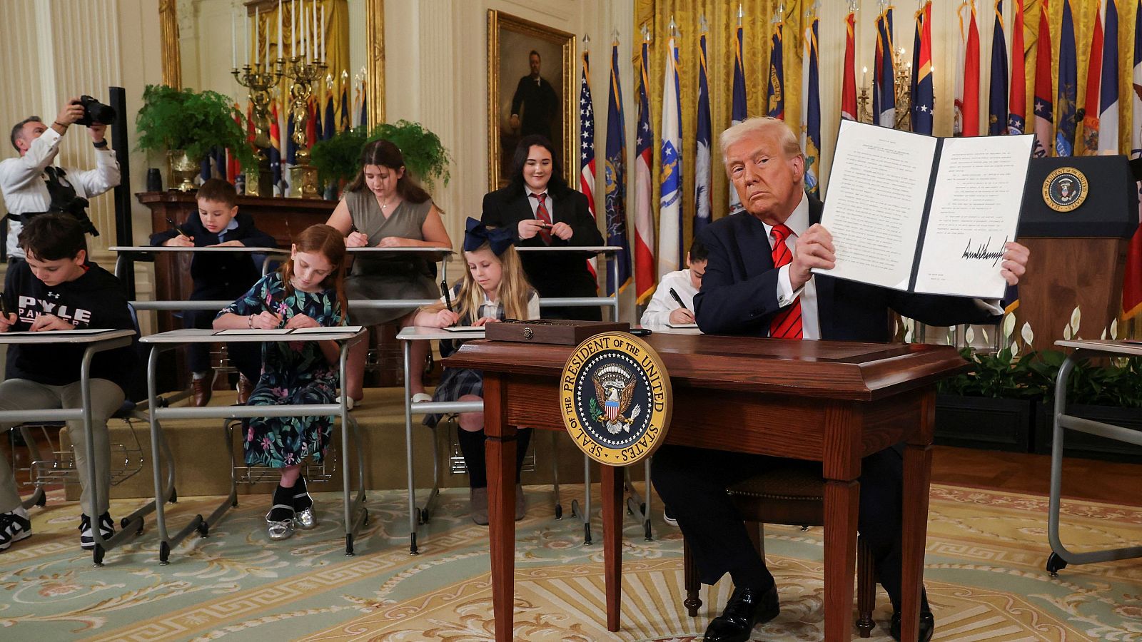 Trump firma una orden ejecutiva que desmantela casi por completo el Departamento de Educación de EE.UU.