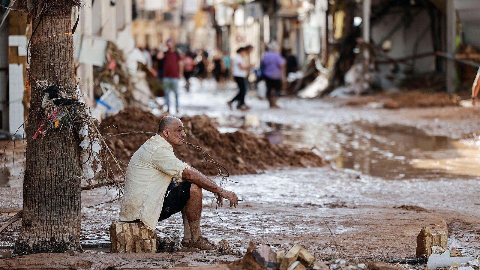 Un hombre observa los daños causados por las inundaciones en la localidad de Paiporta.