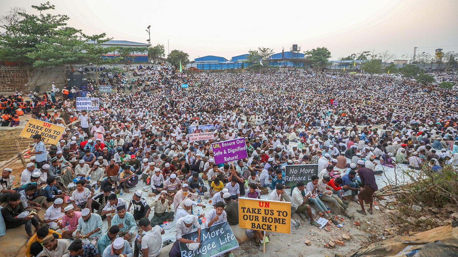 Miles de refugiados rohingya asisten al "ftar solidario del Ramadán" en un campo de refugiados rohingya en Cox's Bazar, Bangladesh, 14 de marzo de 2025.