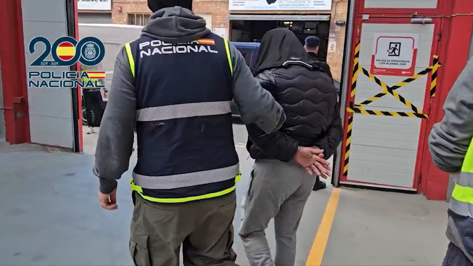 Agentes de la Policía Nacional, en el momento de la detención del sospechoso