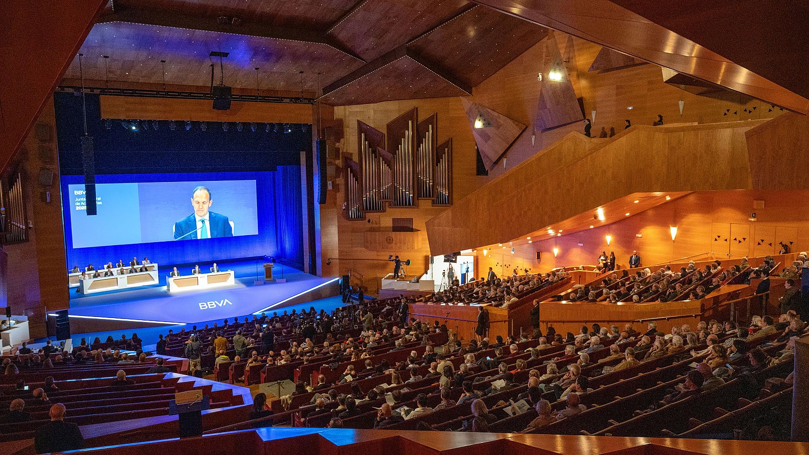 El presidente del BBVA confía en el éxito de la OPA a Sabadell, según él es "beneficiosa para todos"