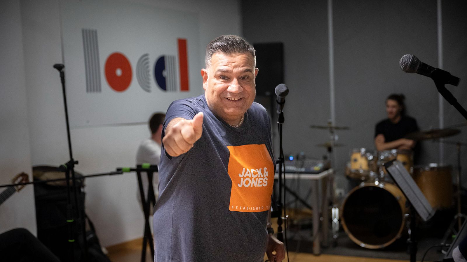 Sicus Carbonell a l'estudi d'assaig amb els músics i fent l'ok amb la mà