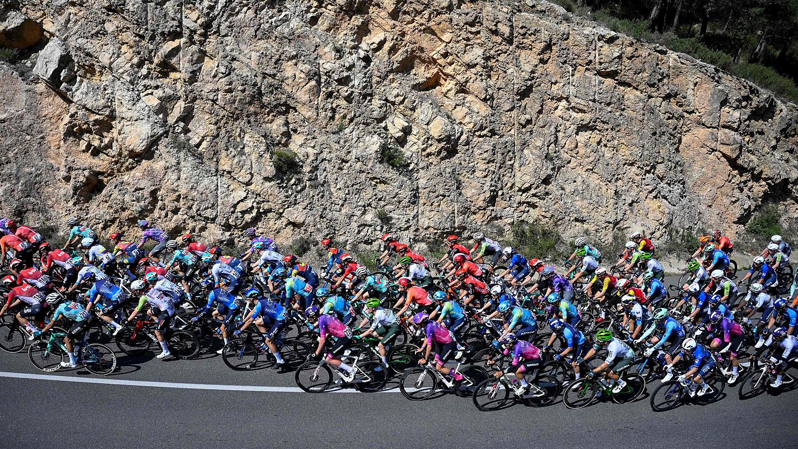 El pelotón en una etapa de la Volta a Catalunya 2025