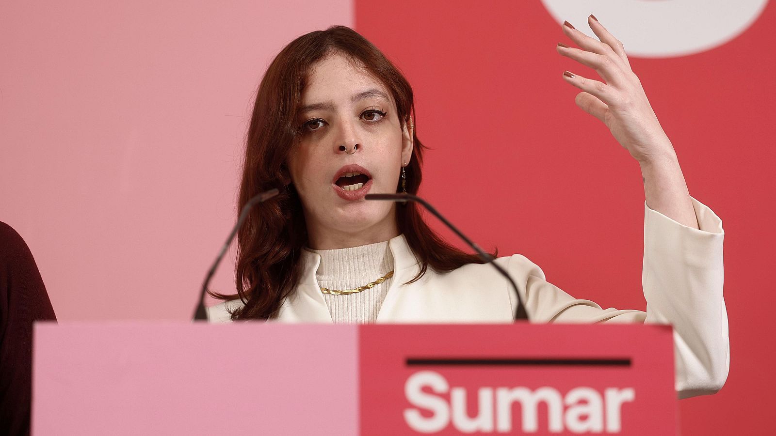 La secretaria de Comunicación de Sumar, Elizabeth Duval, durante una rueda de prensa.
