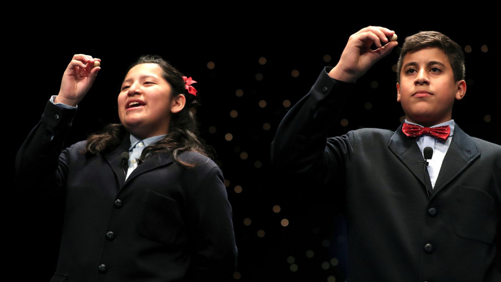 Los niños de San Ildefonso Yossueff Salhi (d) y Noelia Katiuska (i) han cantado el número 71.198 que ha sido agraciado con el Gordo de Navidad.