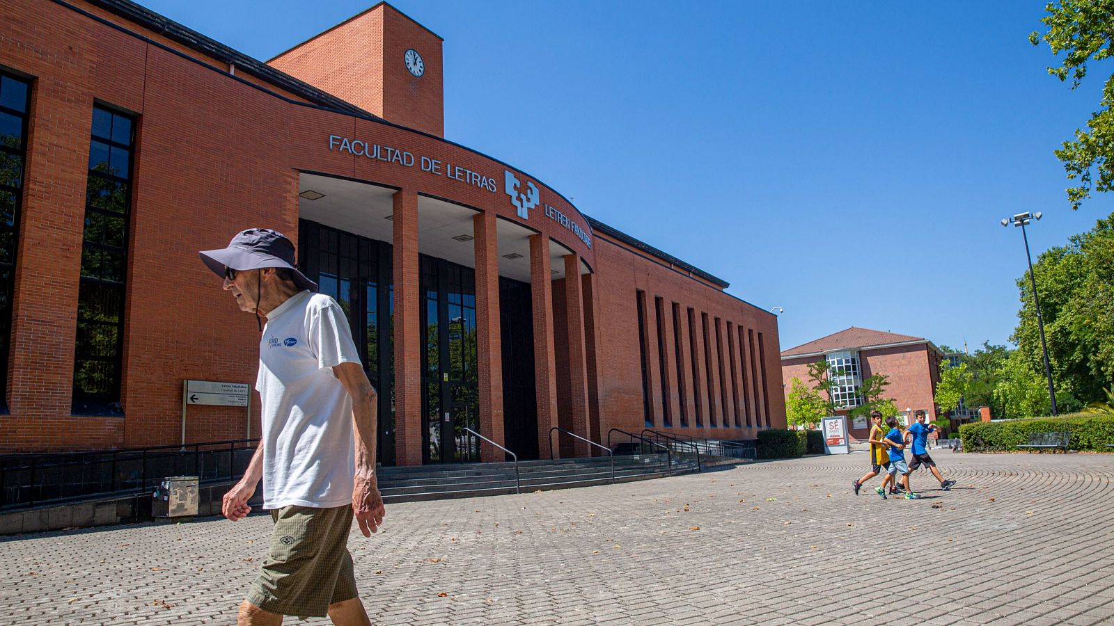 Exterior de la Facultad de Letras del País Vasco en Vitoria
