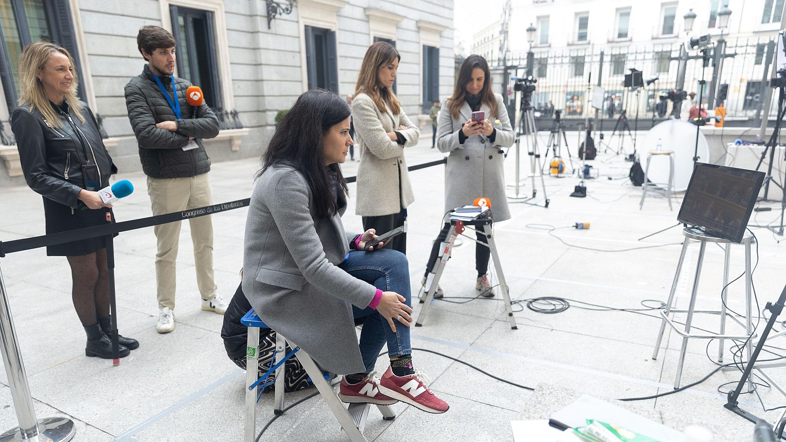 El PSOE y sus socios proponen regular la actividad de los medios en el Congreso