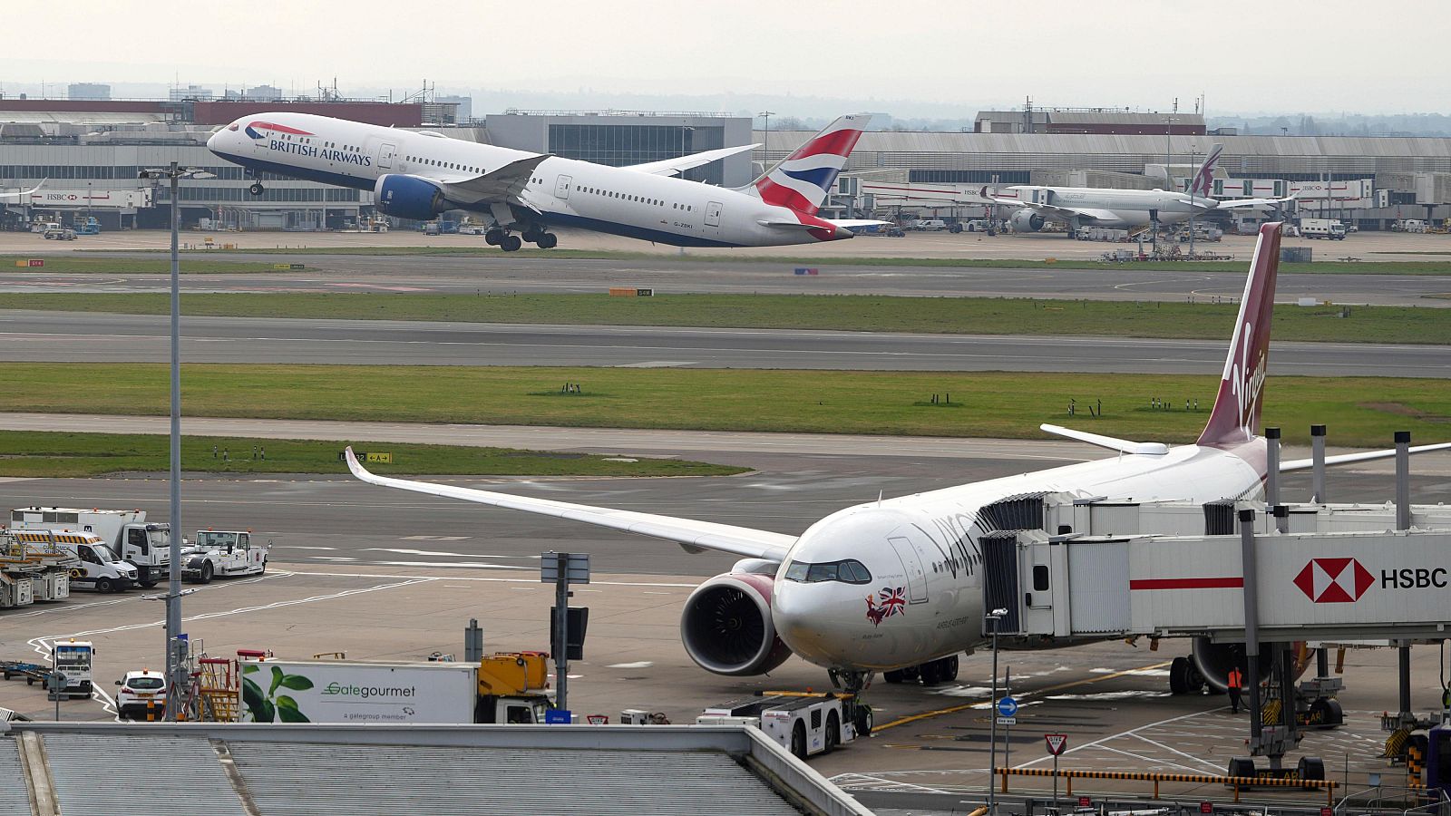 El aeropuerto de Heathrow reabre por completo tras el cierre por incendio y su directivo defiende la gestión