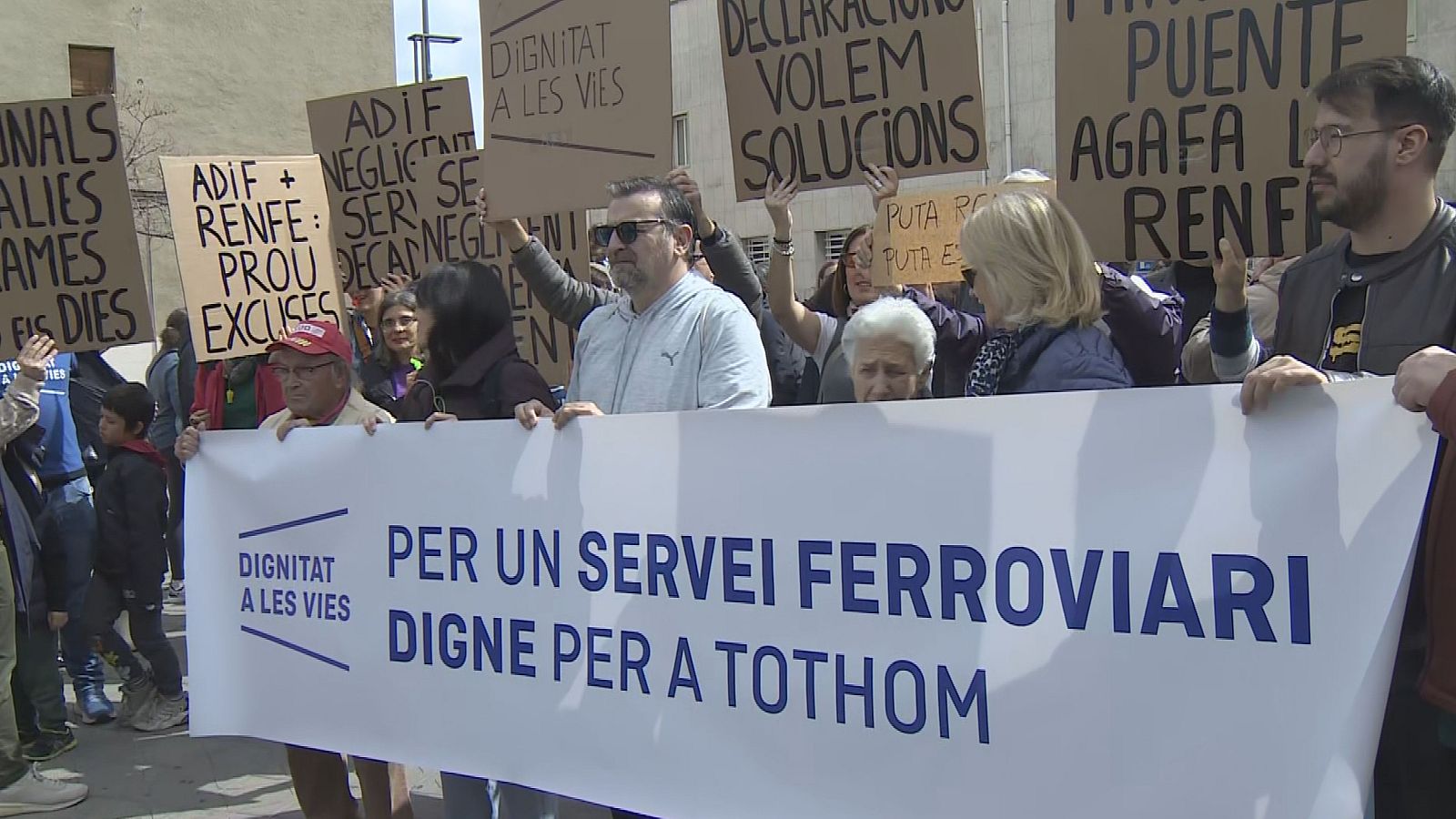 Manifestació convocada per la plataforma 'Dignitat a les vies' a Tarragona