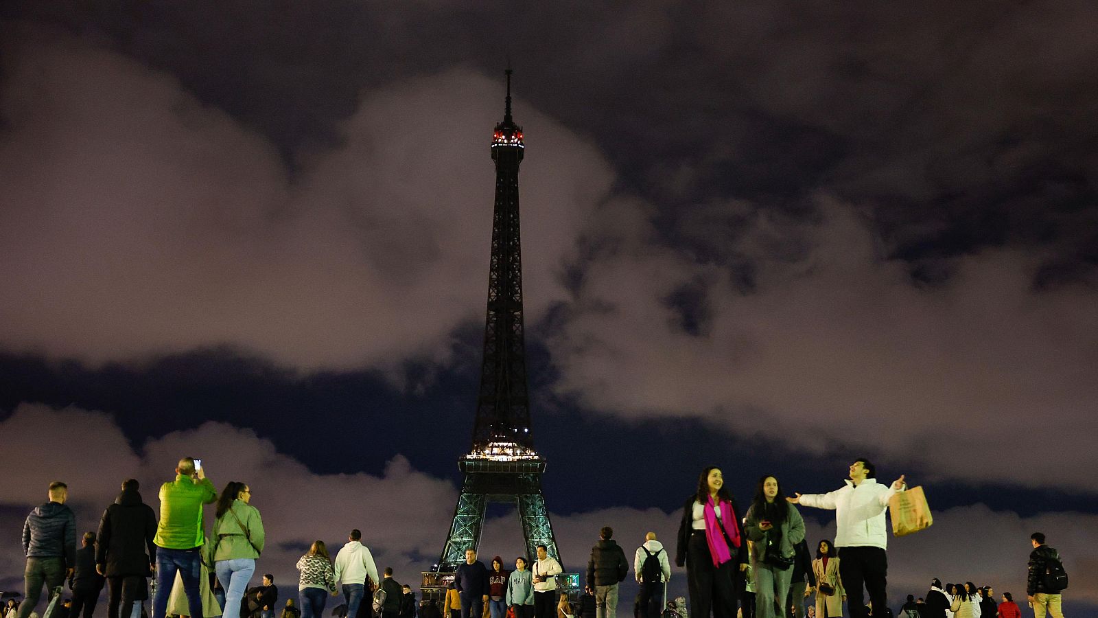 La Hora del Planeta 2025: París apaga la Torre Eiffel