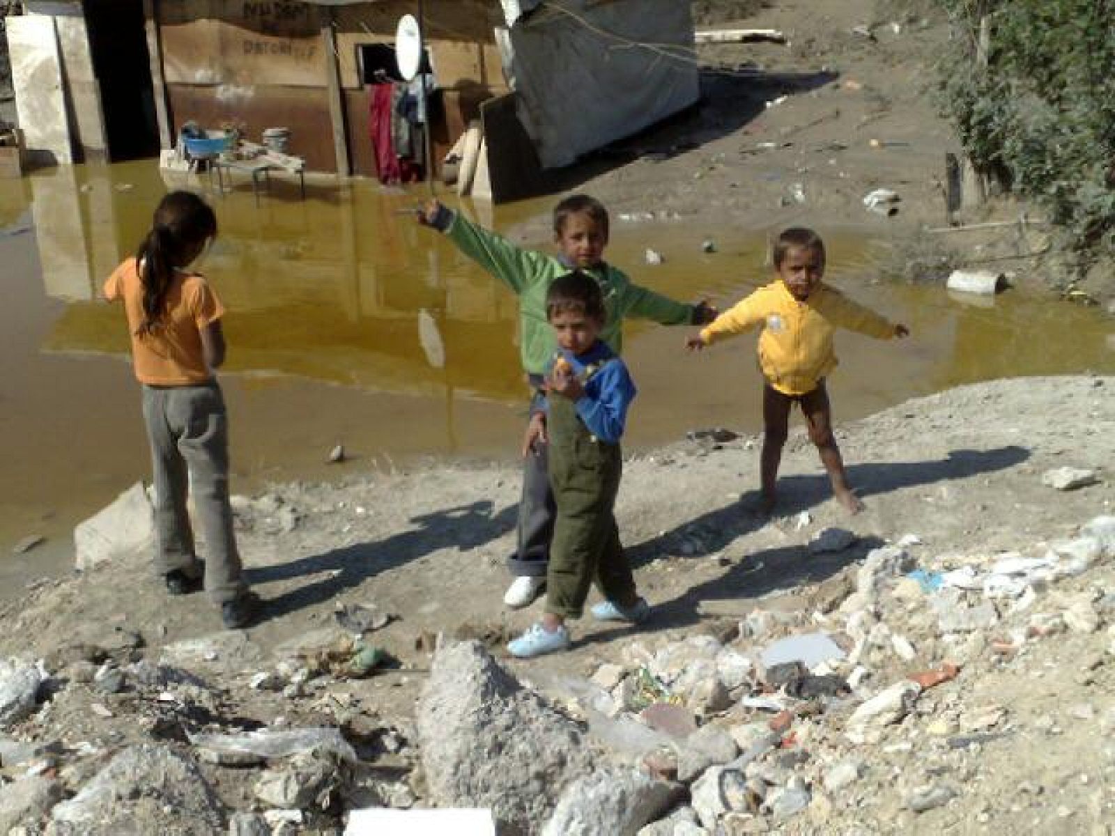 Niños juegan en la Cañada rodeados de los efectos visibles de las inundaciones por las fuertes lluvias en Madrid