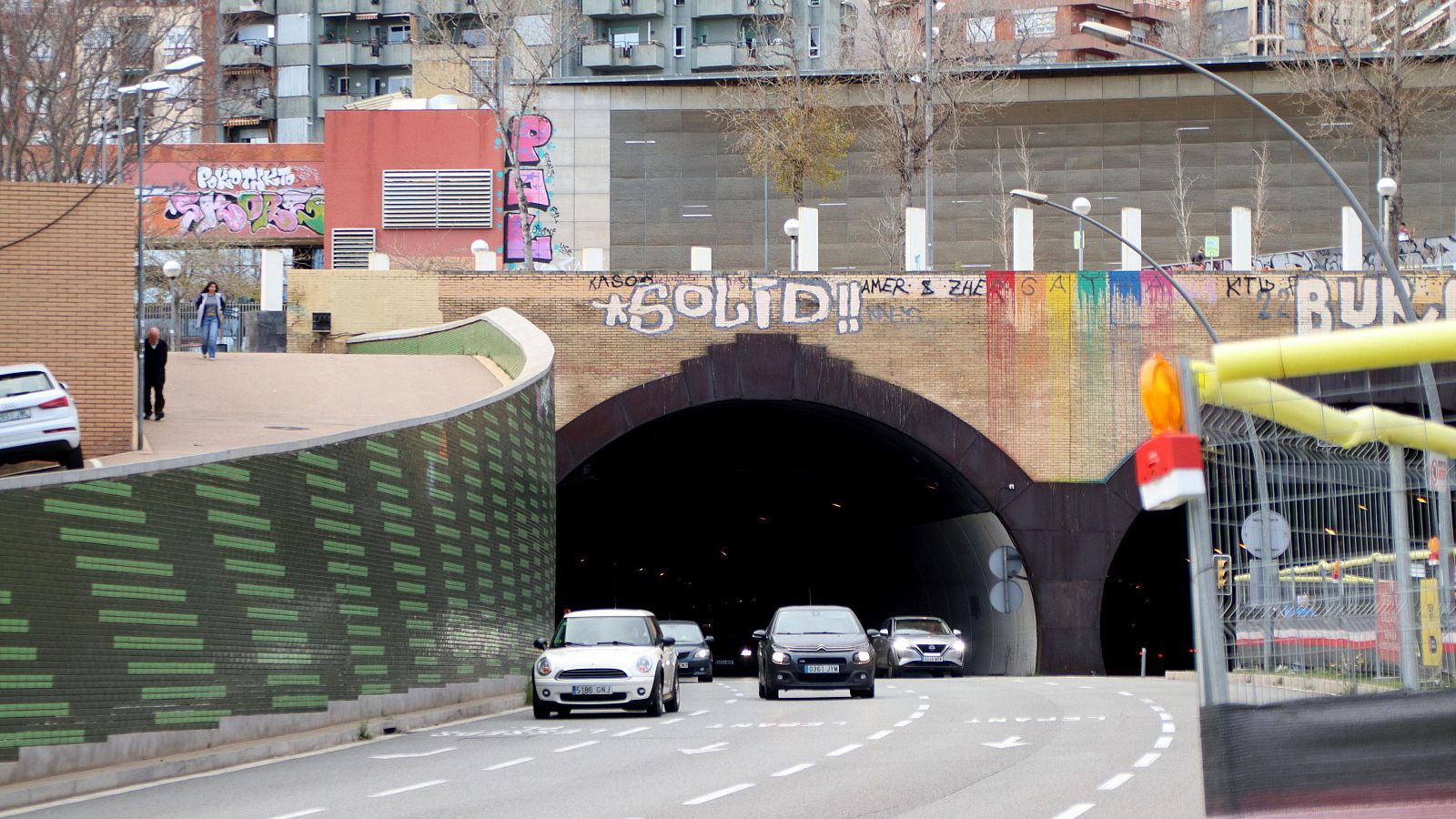 Diversos vehicles surten pel túnel de la Rovira circulant en sentit descendent | Blanca Blay