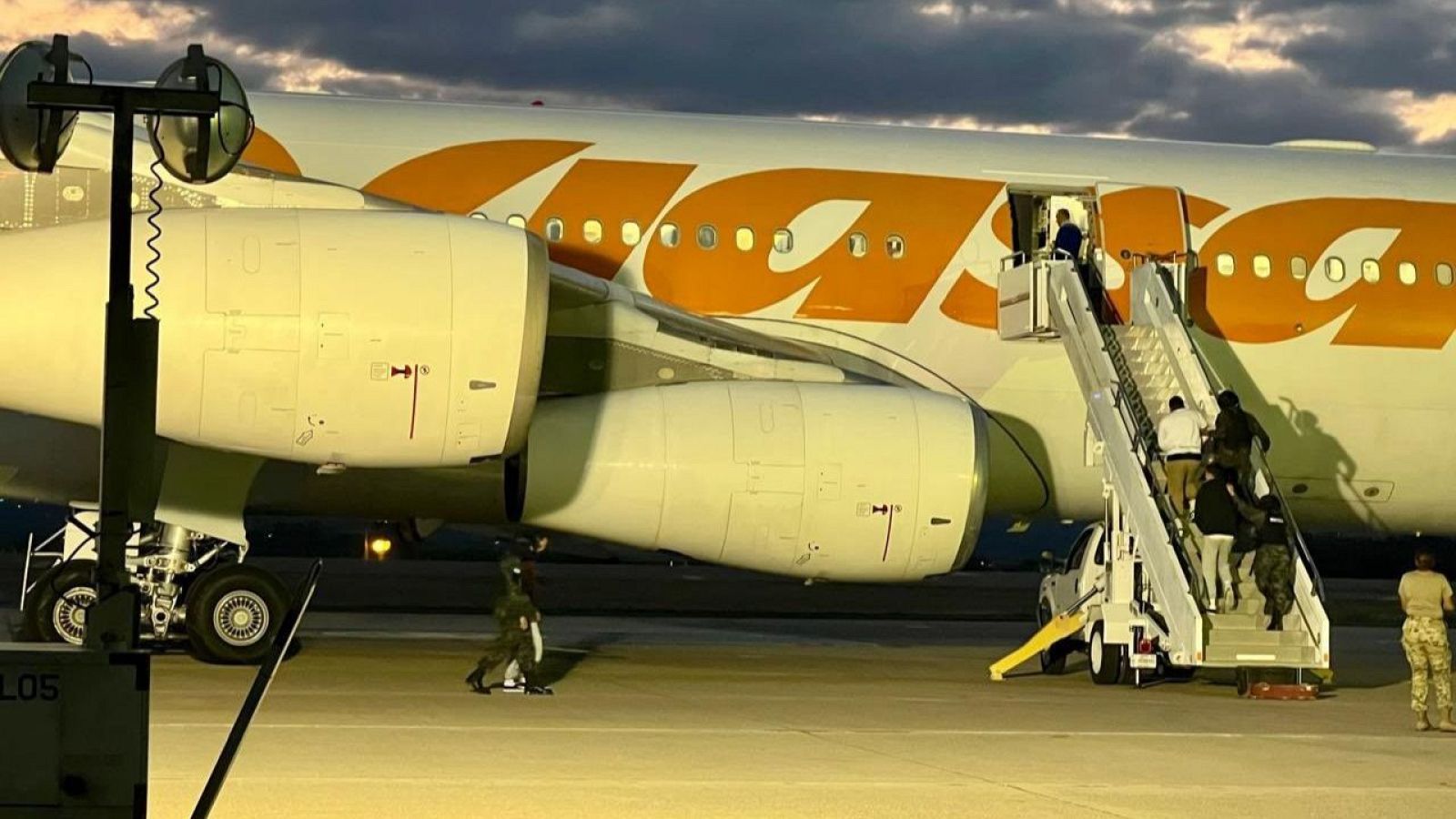Un avión de la compañía Conviasa en la base militar de La Palmerola, en Honduras
