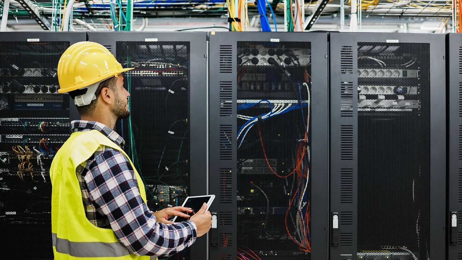 La demanda global de energía se aceleró un 2,2% en 2024 por el tirón de la electricidad