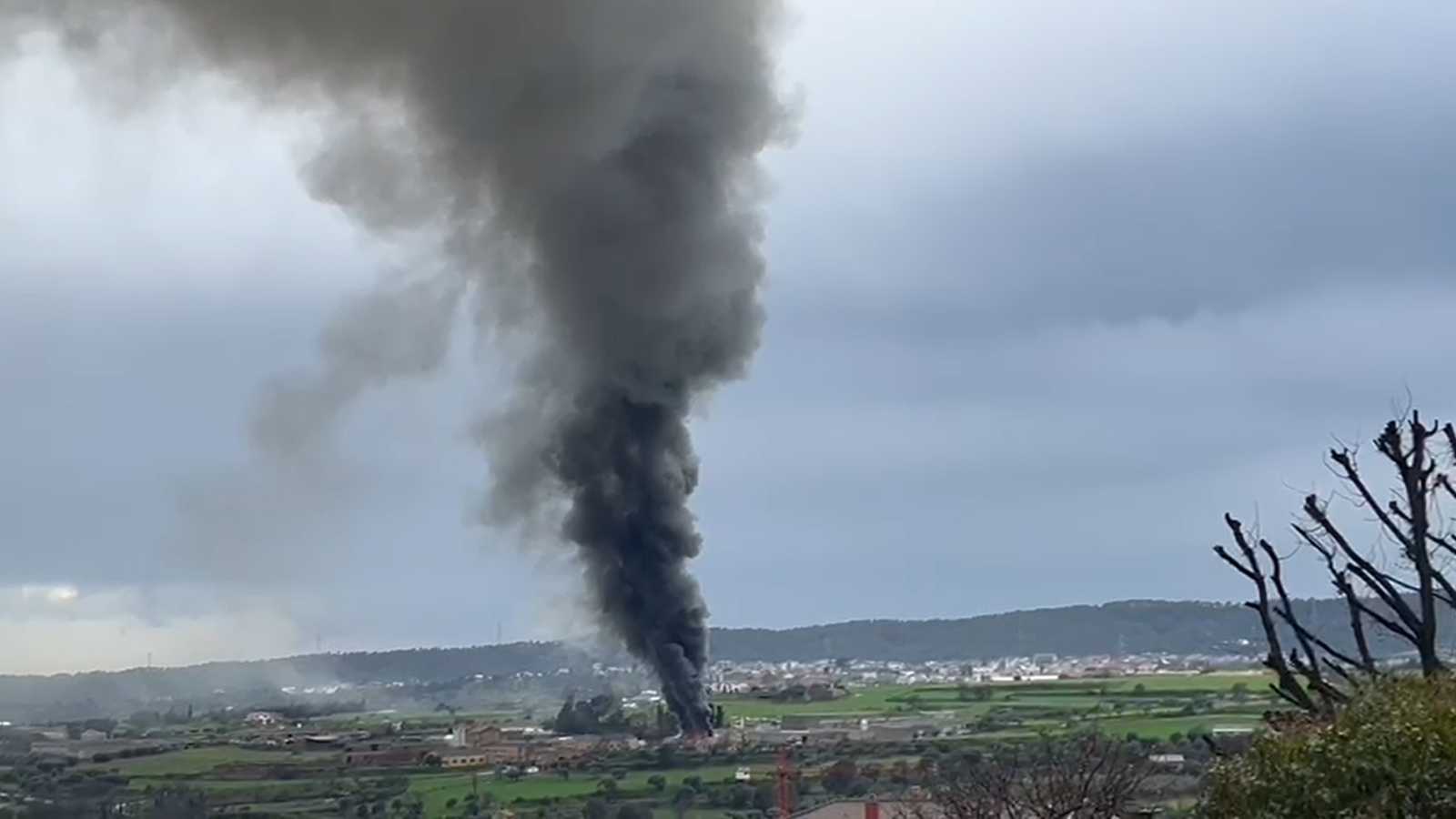 Imatge de l'incendi cremant la nau a les quatre de la tarda