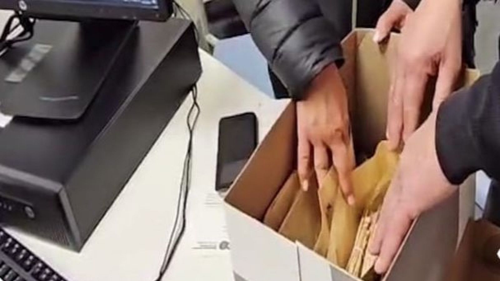 Un hombre entrega a la Policía 19.000 euros que encontró en un contenedor de reciclaje en Leganés