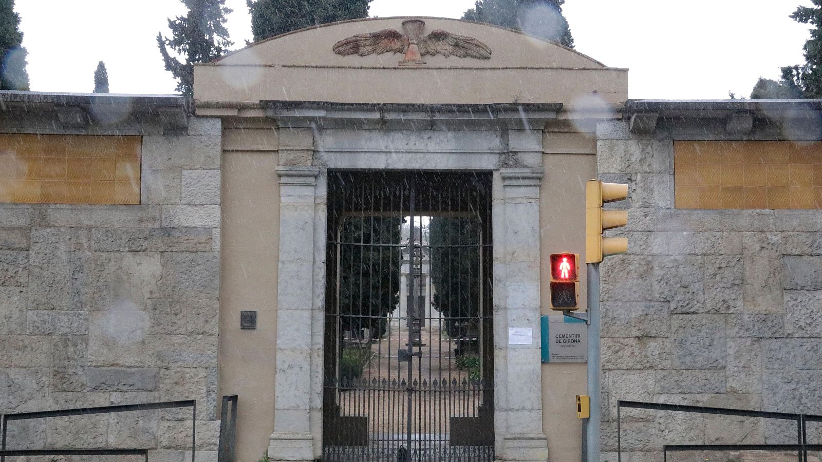 Porta d'accés al cementiri vell de Girona | ACN