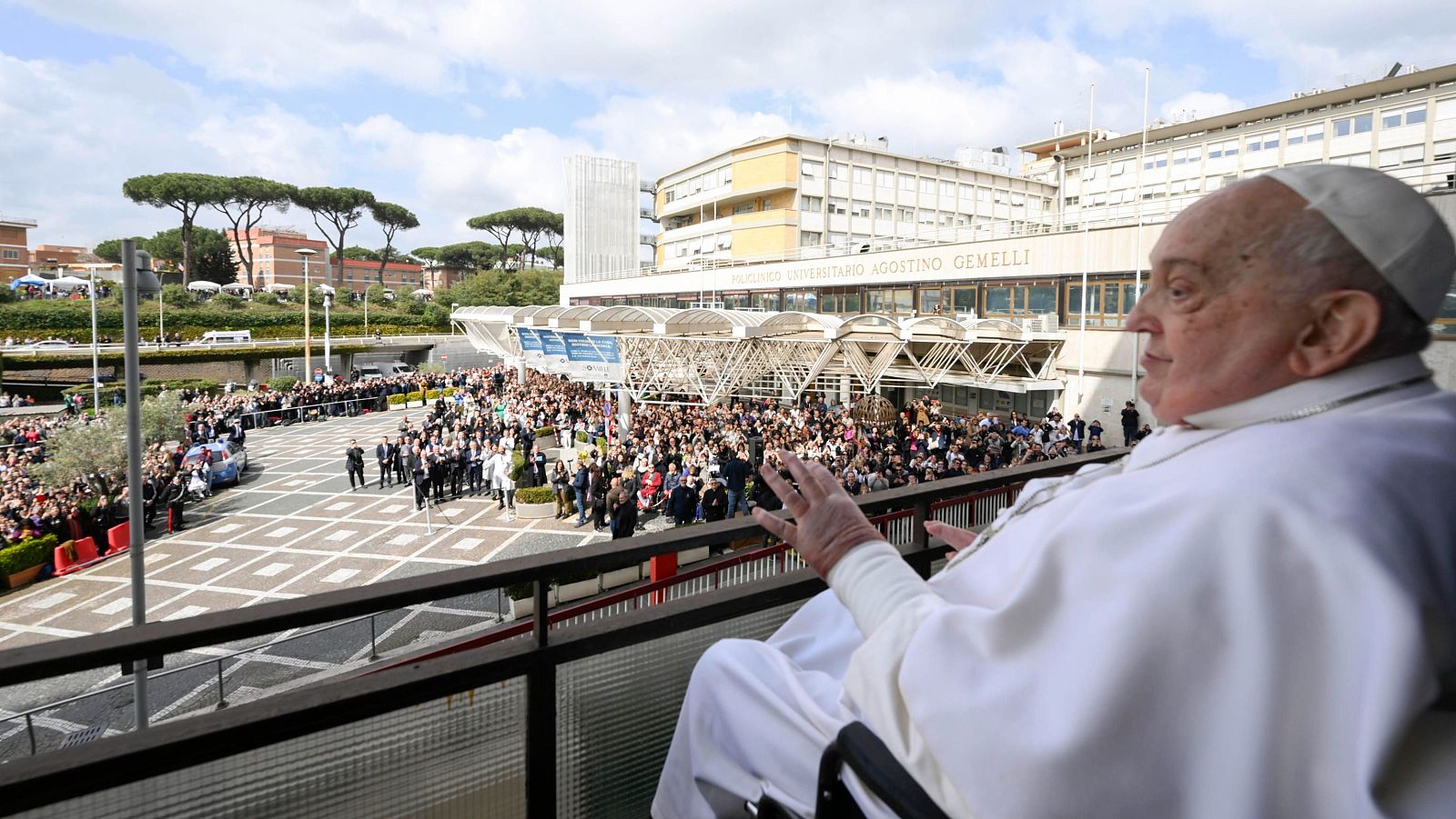 El Papa Francisco saluda a los fieles desde el balcón del hospital Gemelli donde ha sido hospitalizado, en Roma, Italia, el 23 de marzo de 2025.