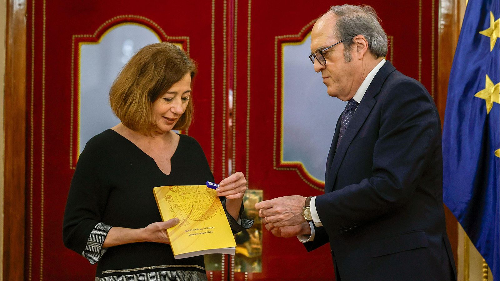 El Defensor del Pueblo, Ángel Gabilondo, entrega este martes a la presidenta del Congreso, Francina Armengol