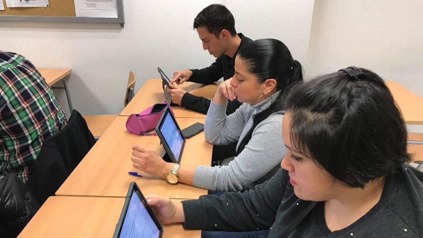 Joves al centre d'estudis | Ajuntament de Barcelona