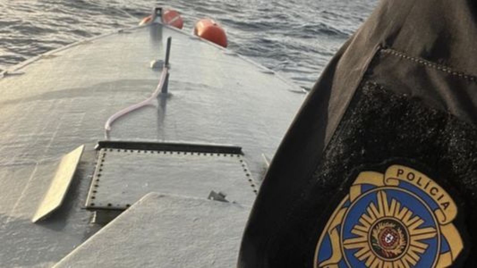 Un agente de la Policía Judicial de Portugal tras la intervención de un narcosubmarino