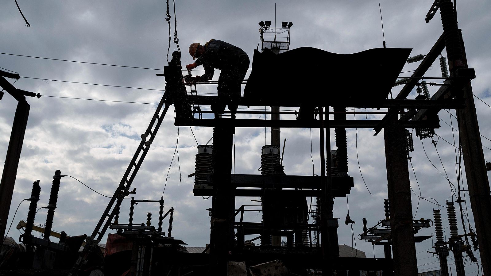 Un trabajador de la empresa DTEK repara una subestación destruida por un ataque con drones rusos en un lugar no revelado de Ucrania