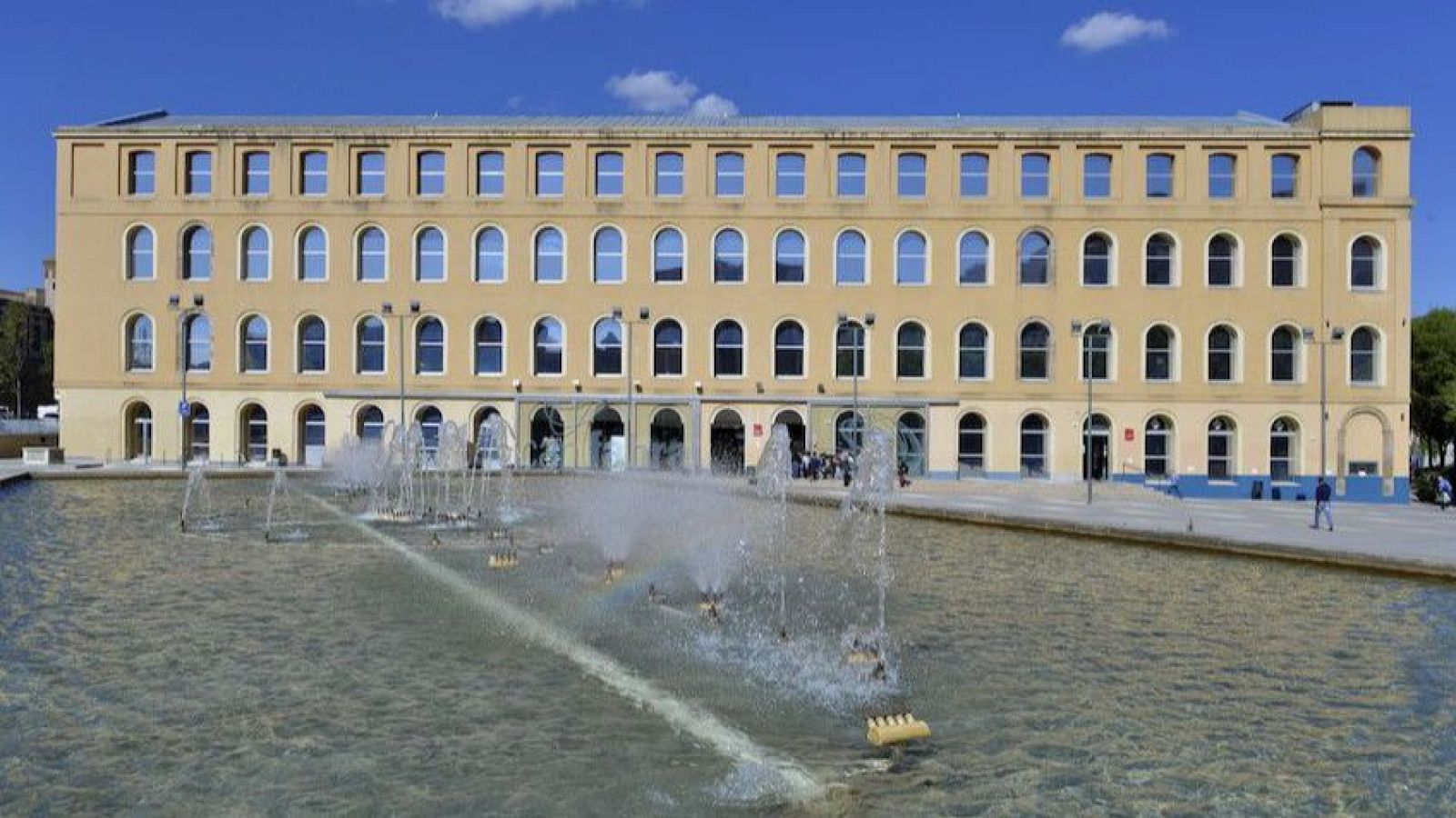 Biblioteca Ignasi Iglésias-Can Fabra, façana