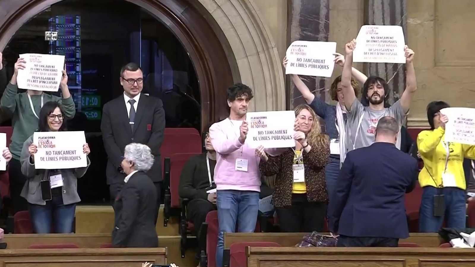 La Plataforma Escola Tothom desplega al Parlament pancartes en defensa de l'escola pública