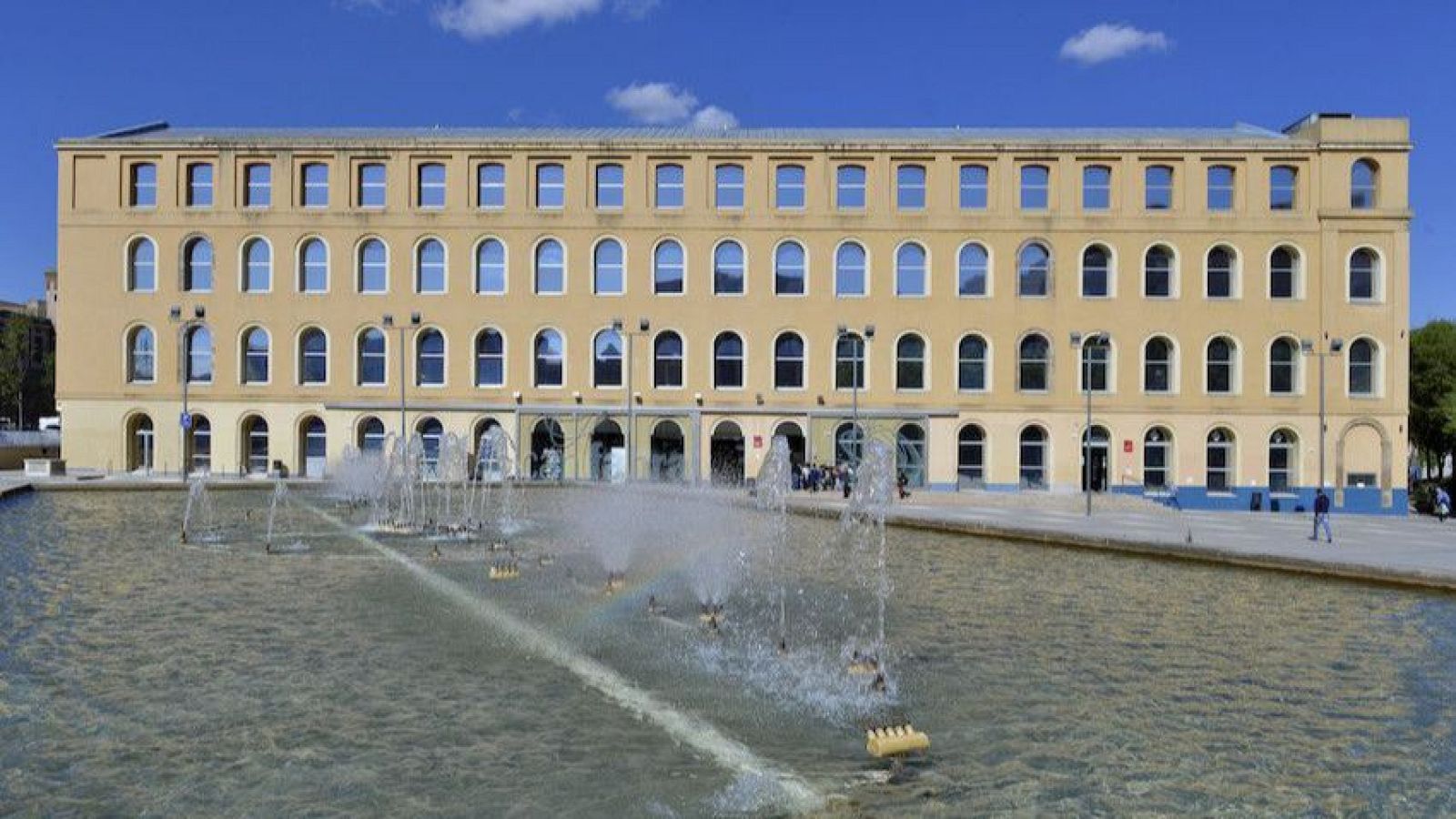 Fachada de la biblioteca de Can Fabra que acoge el proyecto