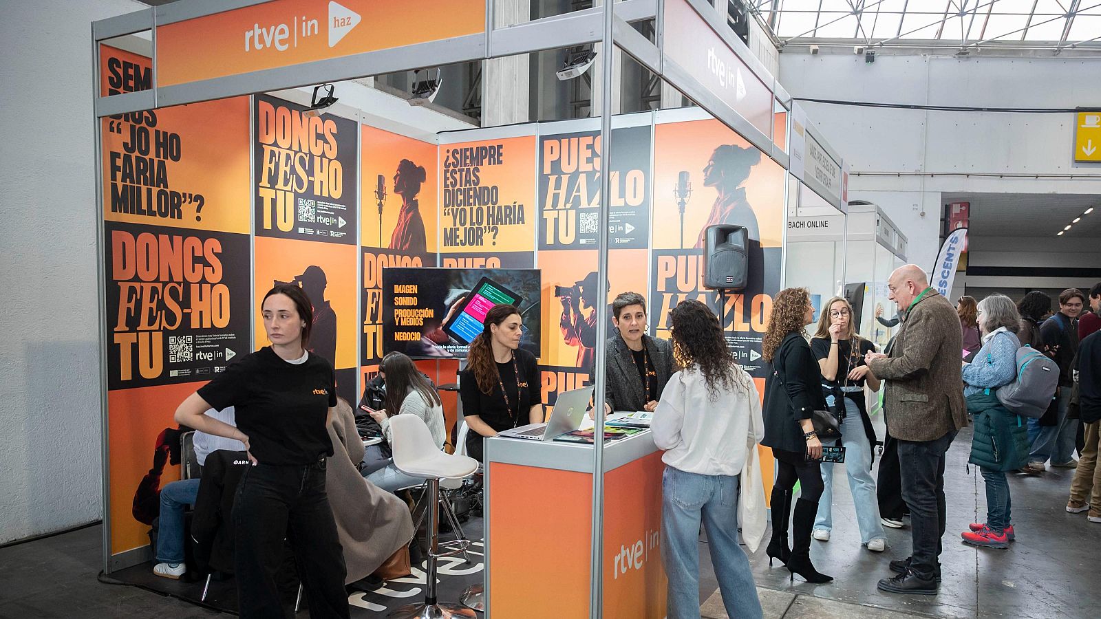 Estand de RTVE Instituto i Proyecto Haz al Saló de l'Ensenyament de Barcelona