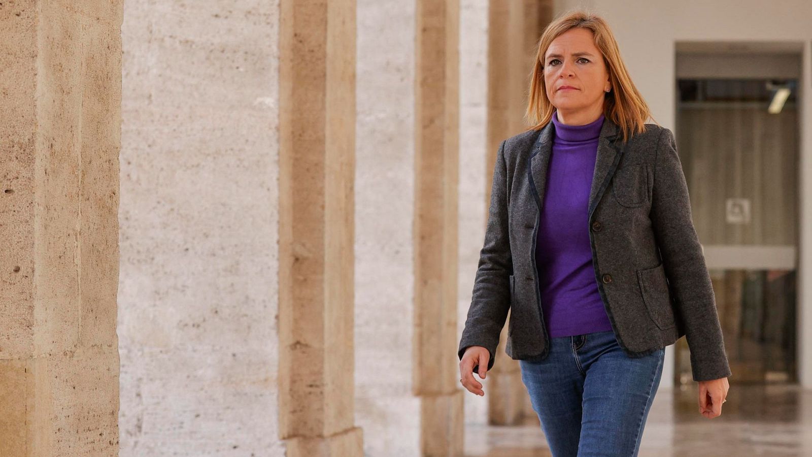La delegada del Gobierno, Pilar Bernabé, frente a la sede de la Diputación de Valencia
