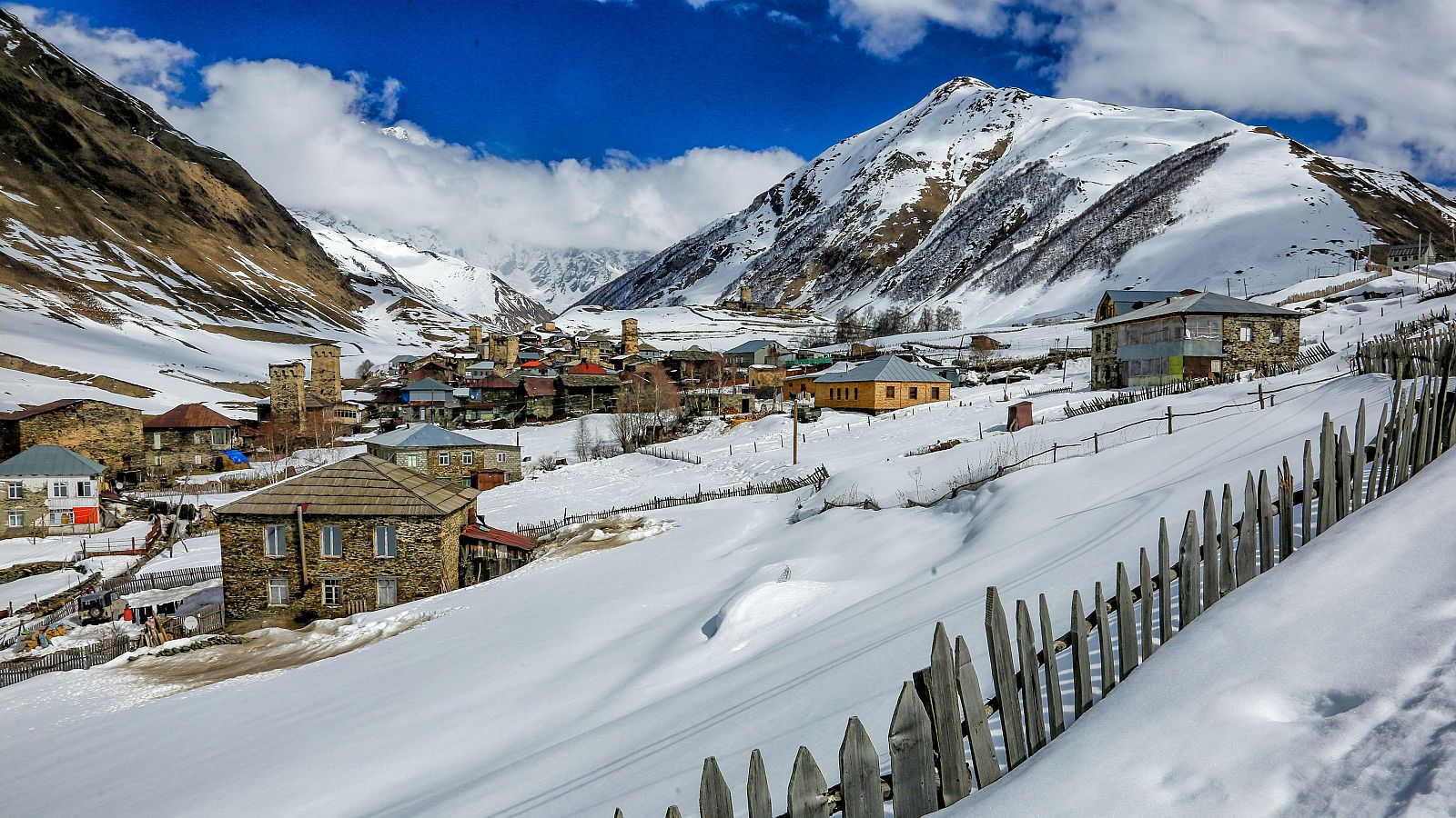 Vista del pueblo de Ushguli, a los pies del monte Shkhara, en Georgia