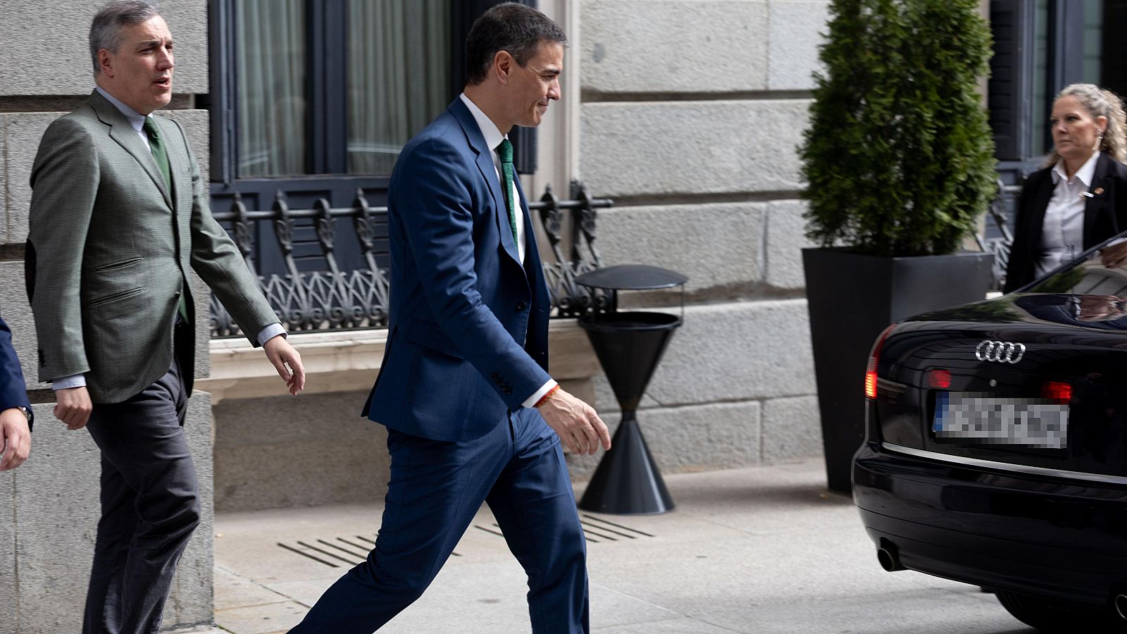 El presidente del Gobierno, Pedro Sánchez, abandona una sesión plenaria en el Congreso de los Diputados