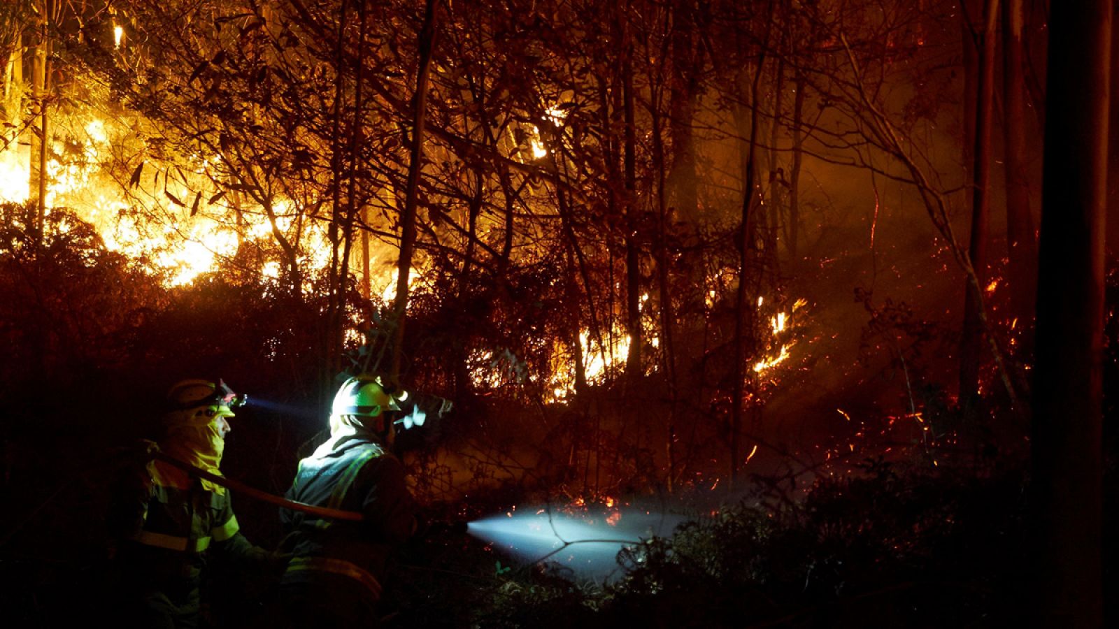 Personal de las brigadas contra el fuego trabajan en el área de la costa de Lugo (Archivo)