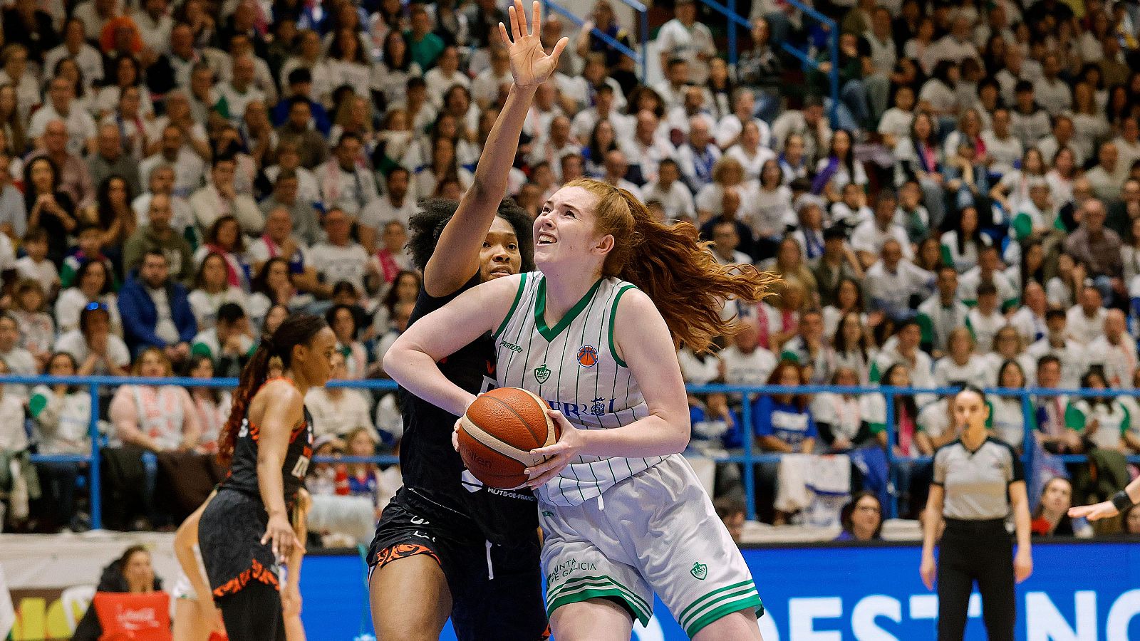 La alero irlandesa del Baxi Claire Melia entra a canasta defendida en el partido contra el Villeneuve.