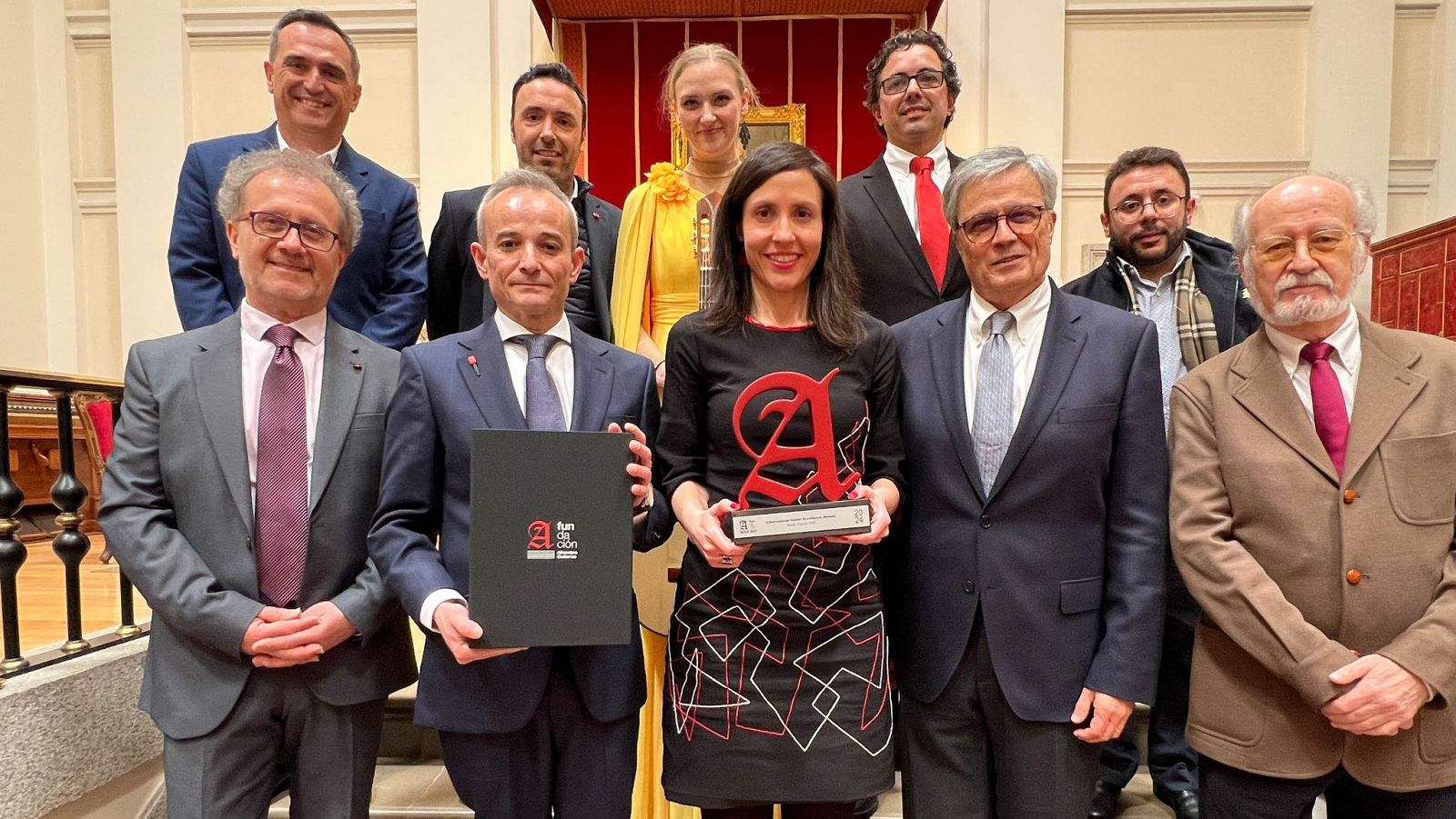 Eva Sandoval y Roberto Santamaria con miembros de la Fundación Alhambra Guitarras y José Luis Turina, en la Real Academia de Bellas Artes de San Fernando