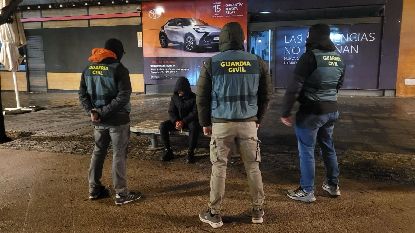 Agentes de la Guardia Civil, durante la detención del yihadista en Granada
